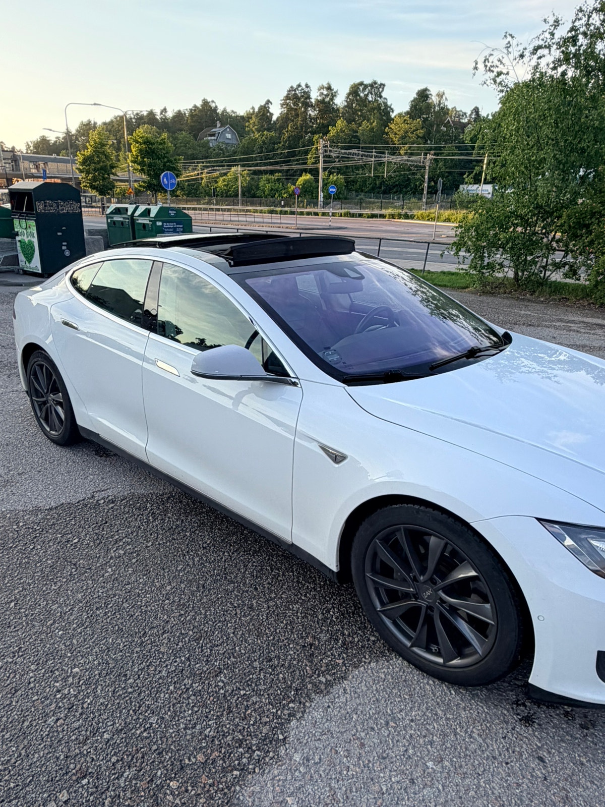 Tesla Model S 85D, 423ps, 2016