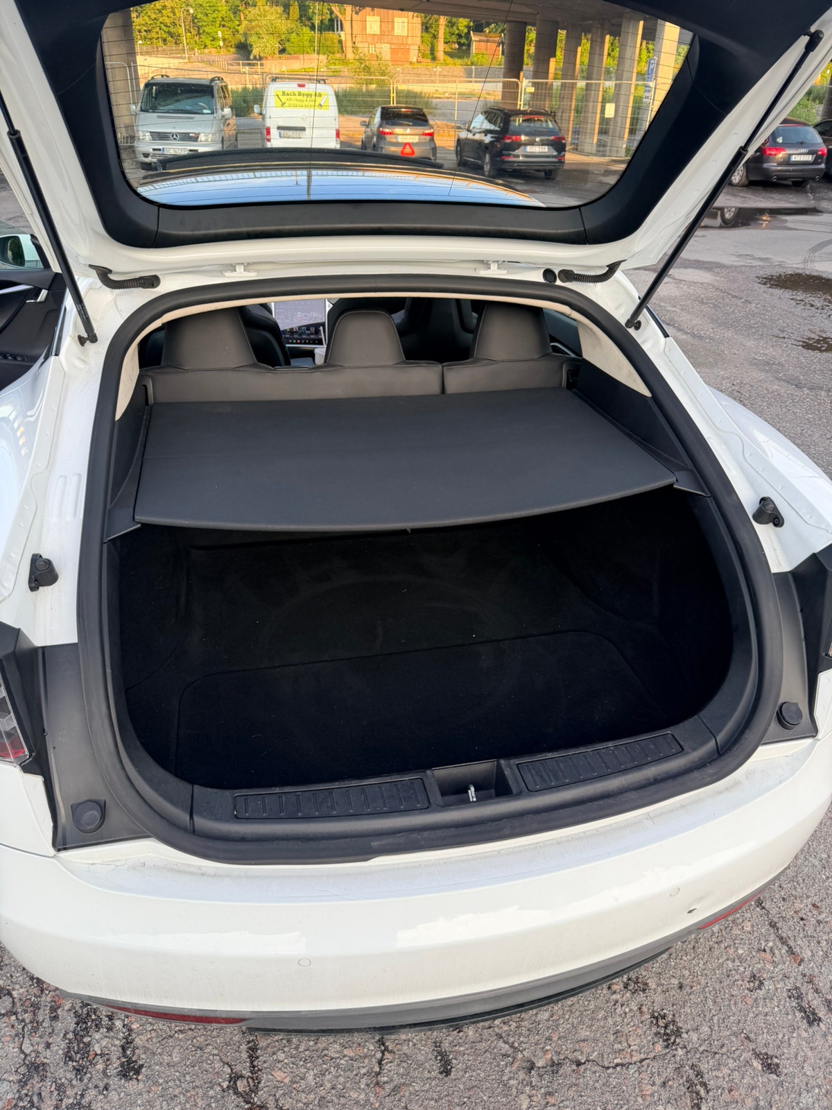 Tesla Model S 85D, 423ps, 2016