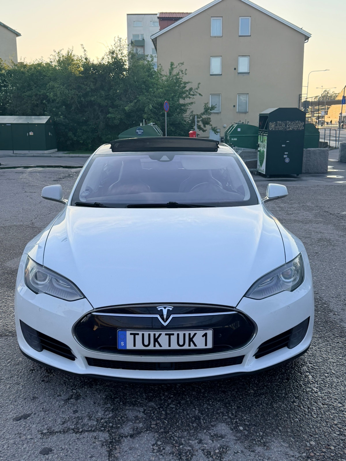 Tesla Model S 85D, 423ps, 2016