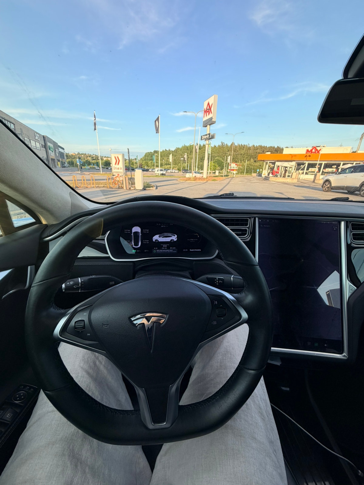 Tesla Model S 85D, 423ps, 2016