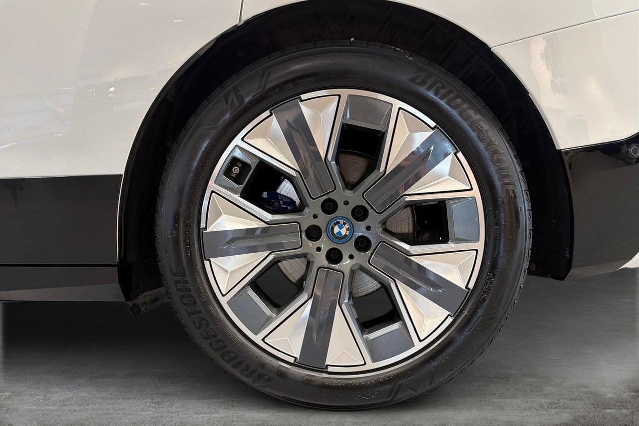 BMW iX xDrive40, 326ps, 2023