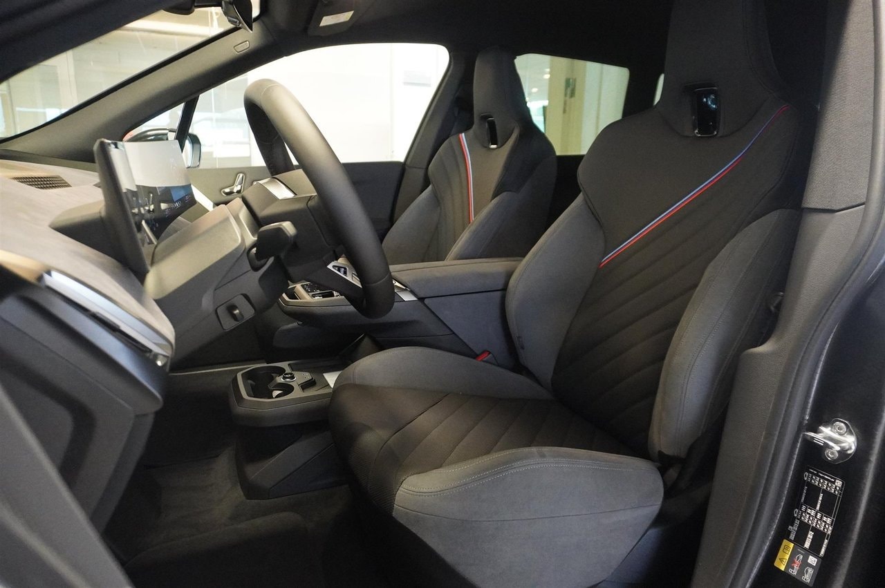 BMW iX xDrive60, 544hp, 2026