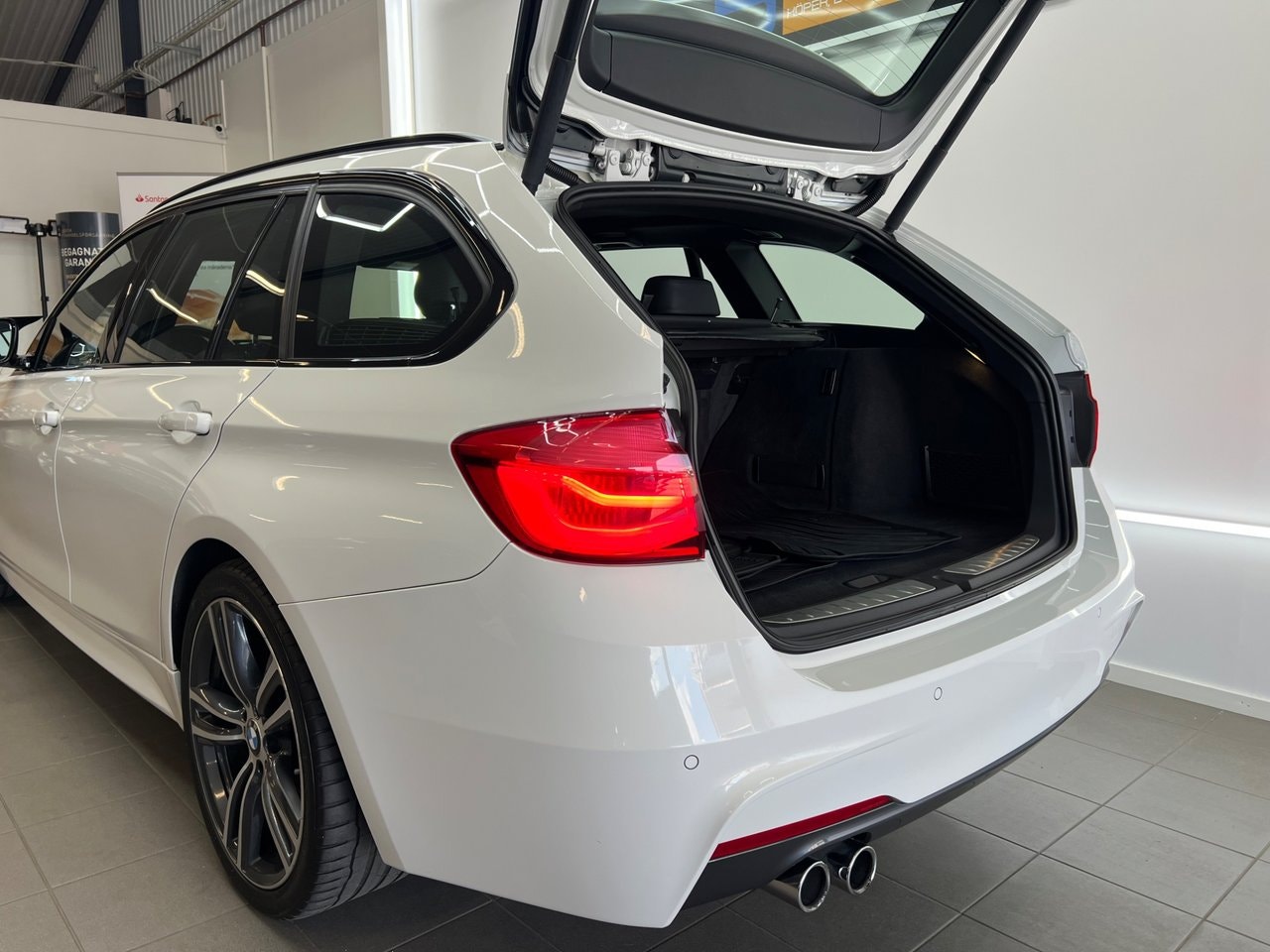 BMW 330i xDrive Touring Steptronic, 8-trins, 252ps, 2016