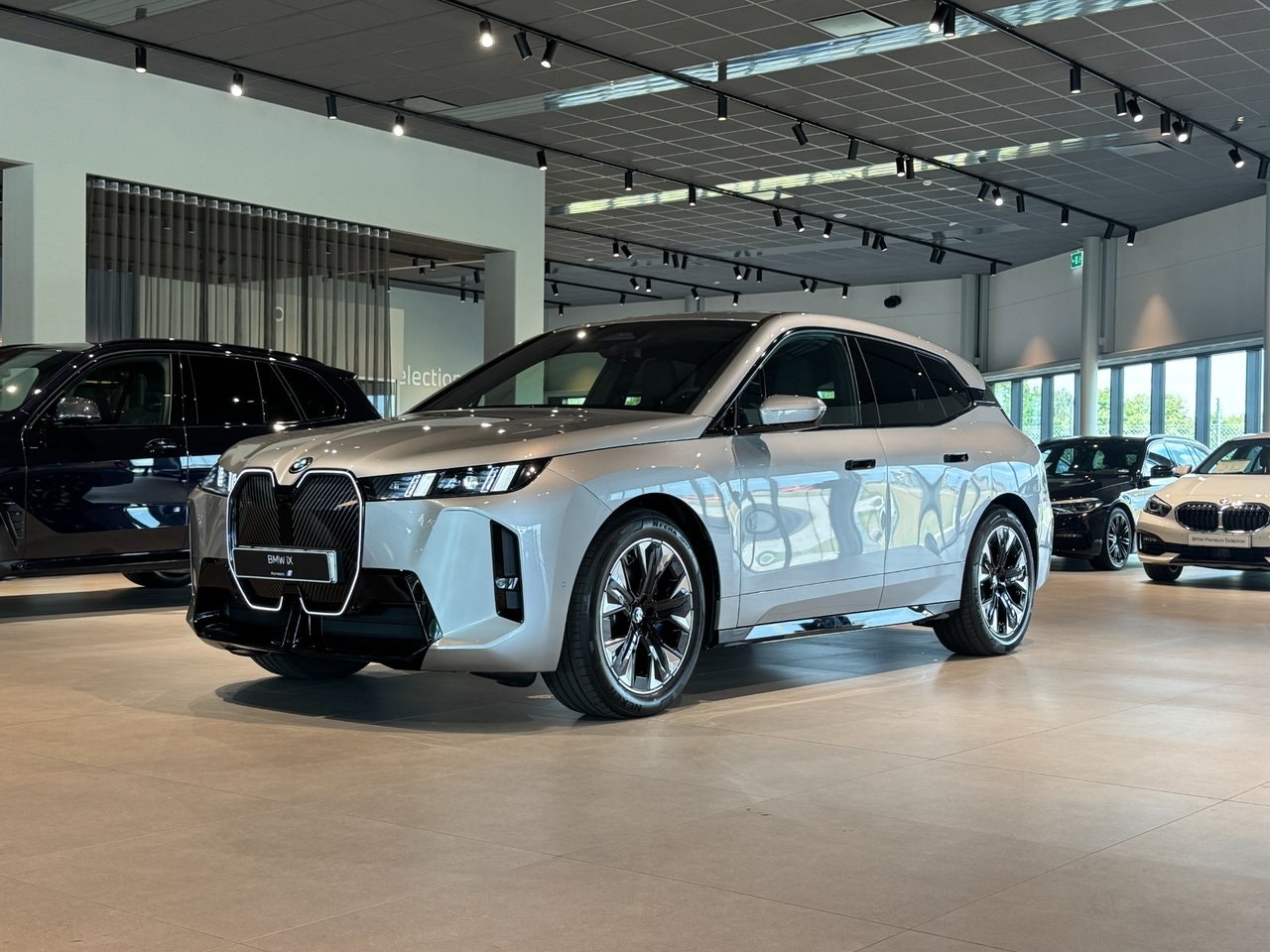 BMW iX xDrive60, 544hp, 2026
