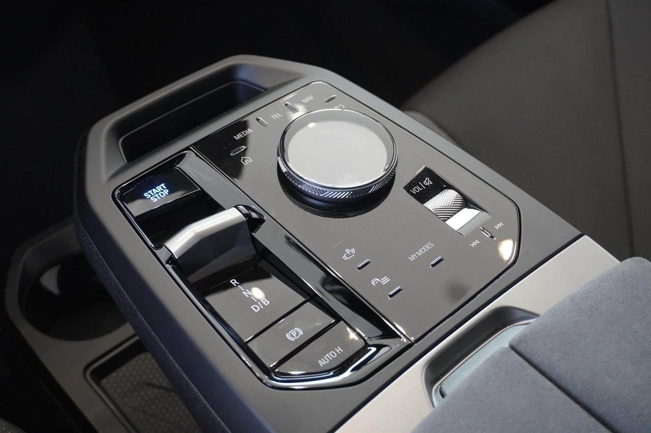 BMW iX xDrive60, 544hp, 2026