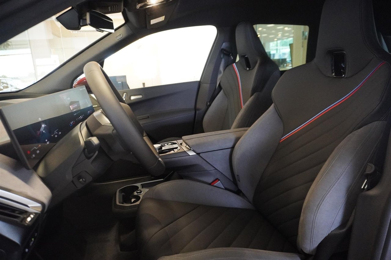 BMW iX xDrive60, 544hp, 2026