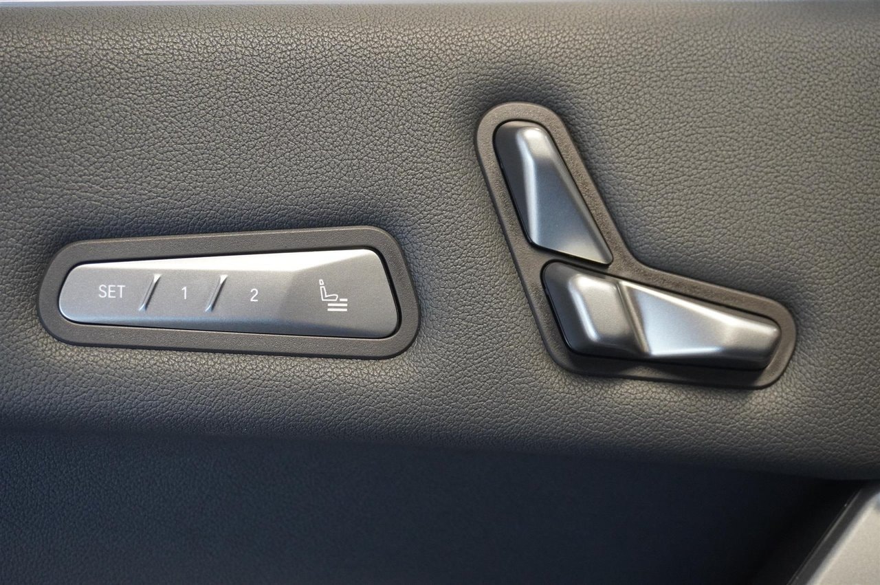 BMW iX xDrive60, 544hp, 2026