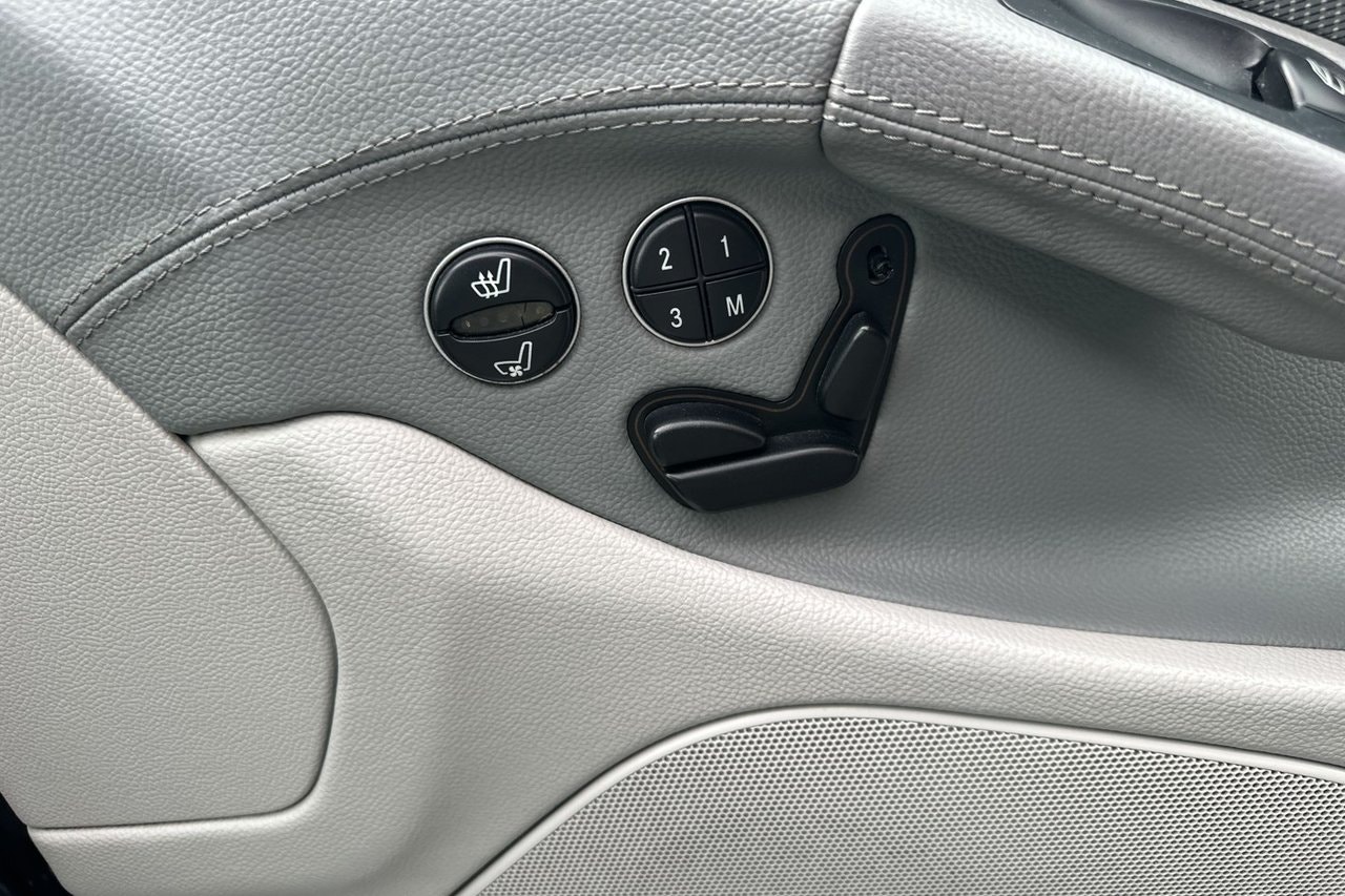 Mercedes-Benz Classe SL 500 V8 | 306 ch | BVA | Toit rigide escamotable | Cuir | Bi-xénon | Sièges chauffants | Aide au stationnement