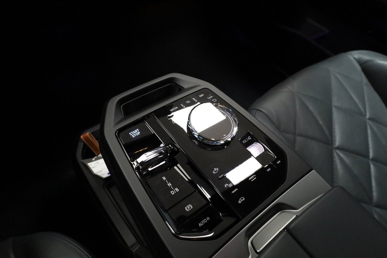BMW iX xDrive60, 544hp, 2025