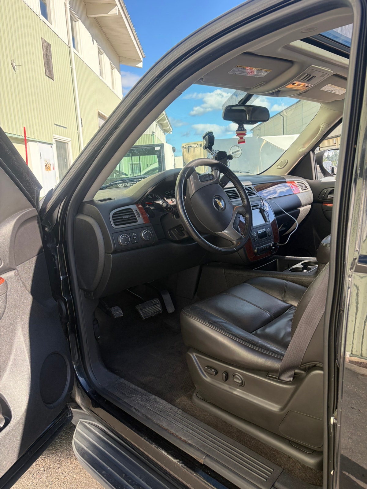 Chevrolet Suburban 1500 5.3 V8 E85 4WD Hydra-Matic, 330hp, 2011