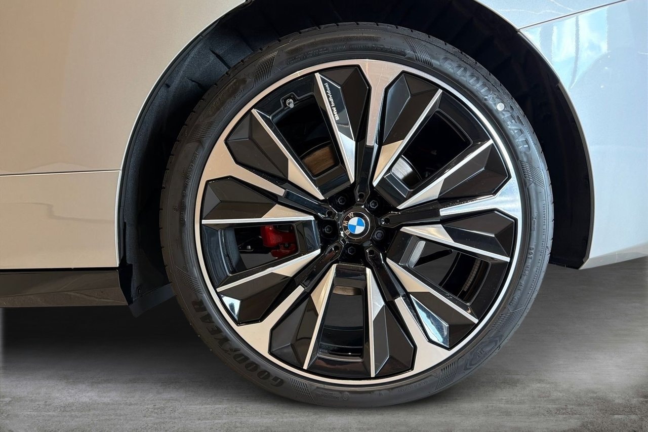 BMW iX xDrive60, 544hk, 2027