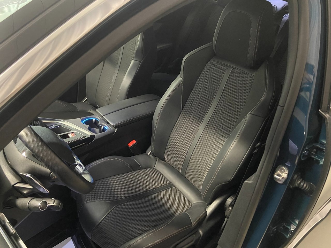 Peugeot 3008 1.2 PureTech 130 EAT, 131hp, 2023