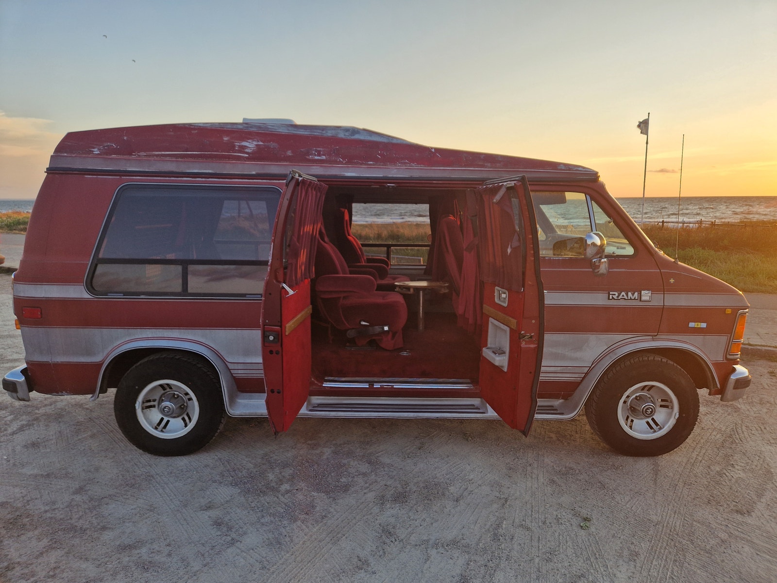 Dodge Ram B250 Conversion Van 5.2 V8 EFI TorqueFlite, 172hp, 1989