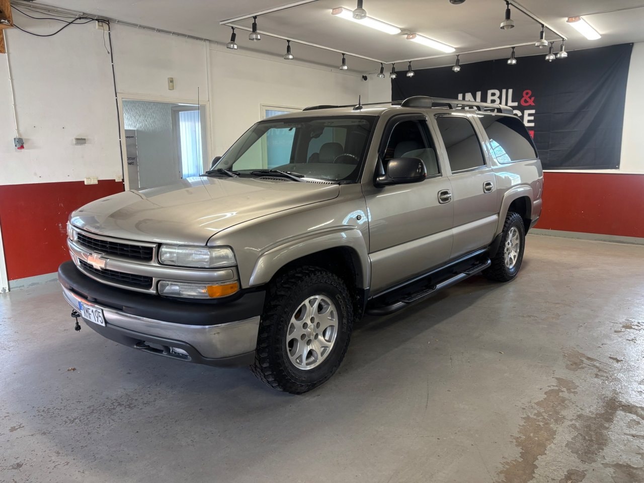 Chevrolet Suburban 1500 5.3 V8 FlexFuel 4WD Hydra-Matic, 299hp, 2003