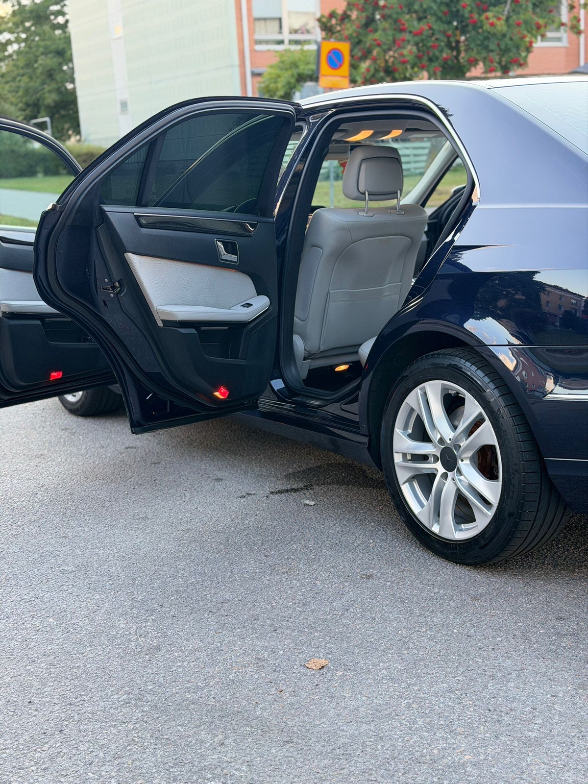 Mercedes-Benz E 250 BlueEFFICIENCY 5G-Tronic, 204hp, 2011