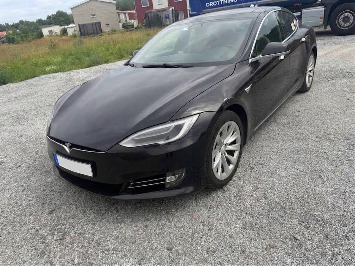 Tesla Model S 90D, 423ps, 2017
