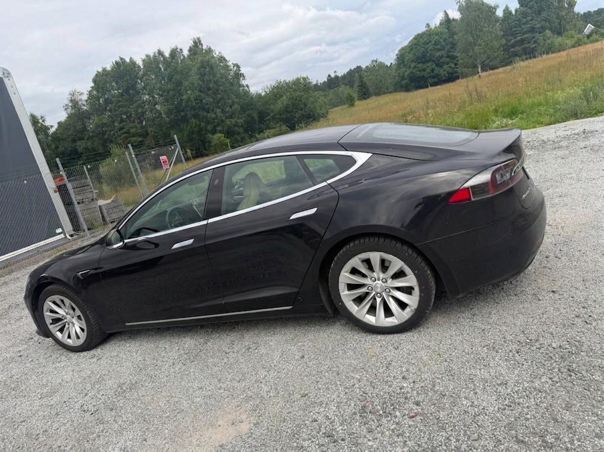 Tesla Model S 90D, 423ps, 2017