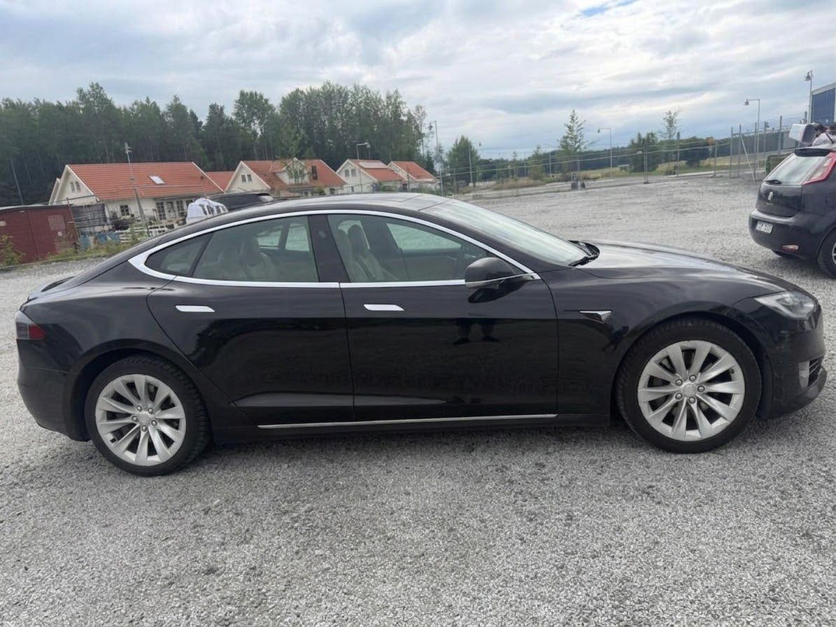 Tesla Model S 90D, 423ps, 2017