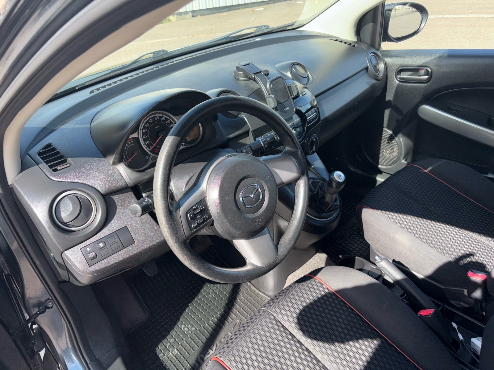 Mazda 2 5-door 1.3 MZR Manual, 84hp, 2011
