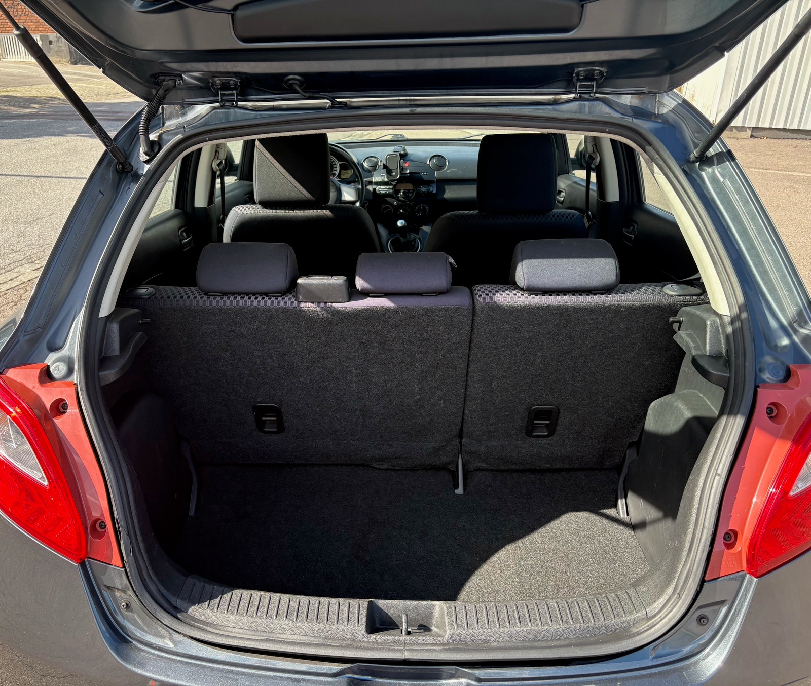 Mazda 2 5-door 1.3 MZR Manual, 84hp, 2011