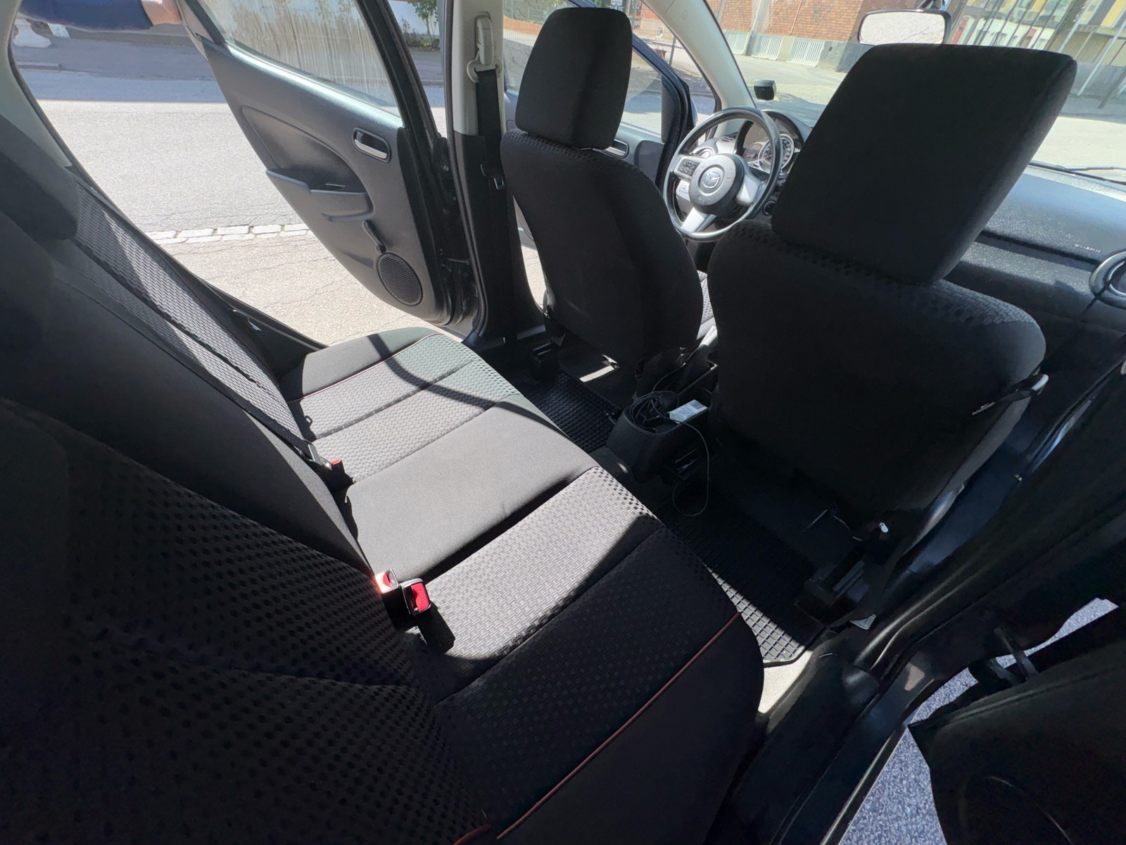 Mazda 2 5-door 1.3 MZR Manual, 84hp, 2011