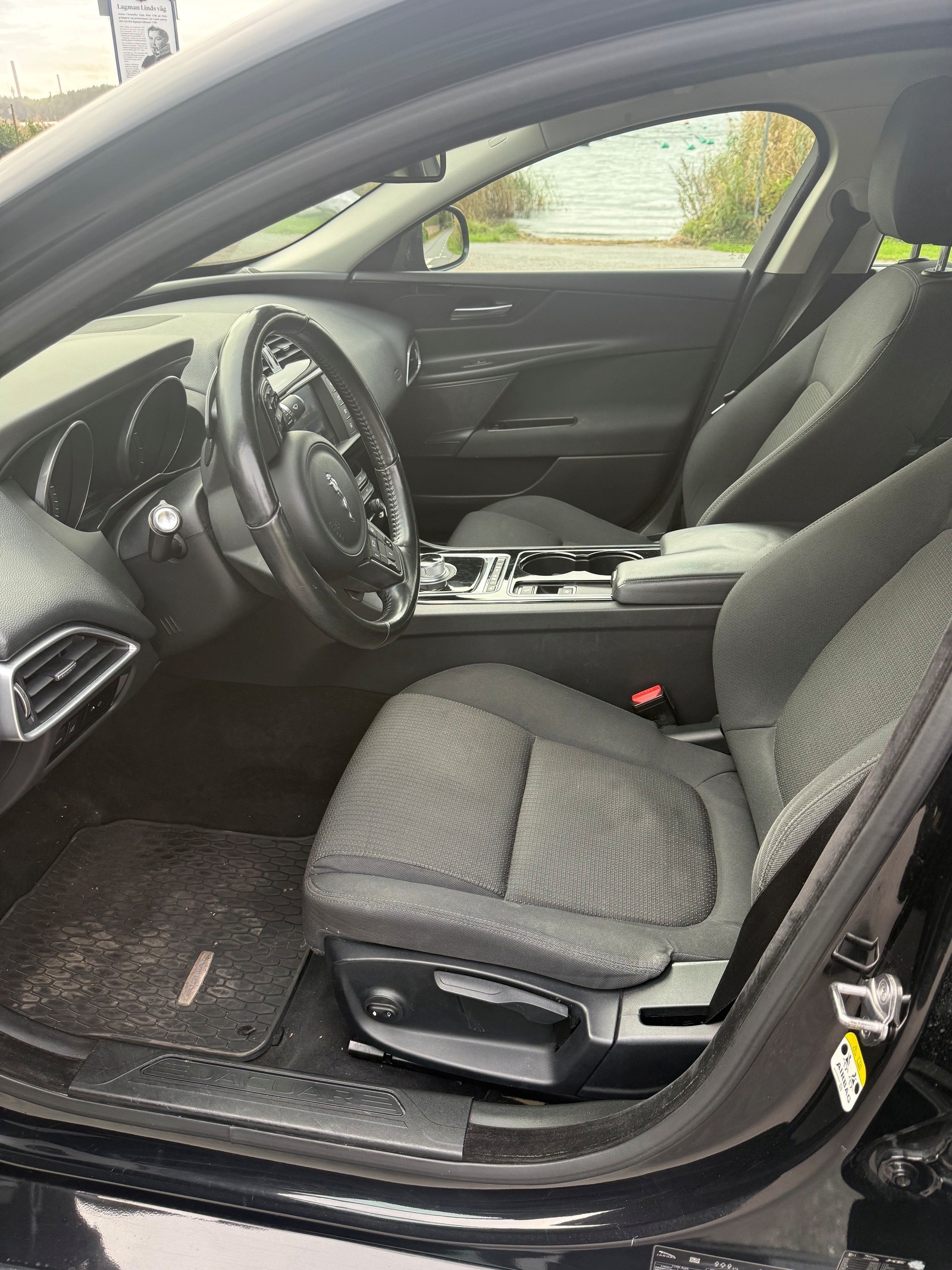 Jaguar XE E-Performance Automatic, 163hp, 2016