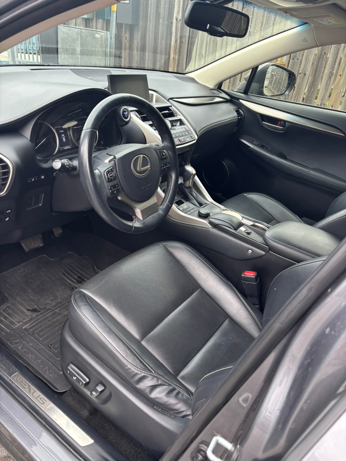 Lexus NX 300h AWD 2.5 AWD E-CVT, 197ps, 2015