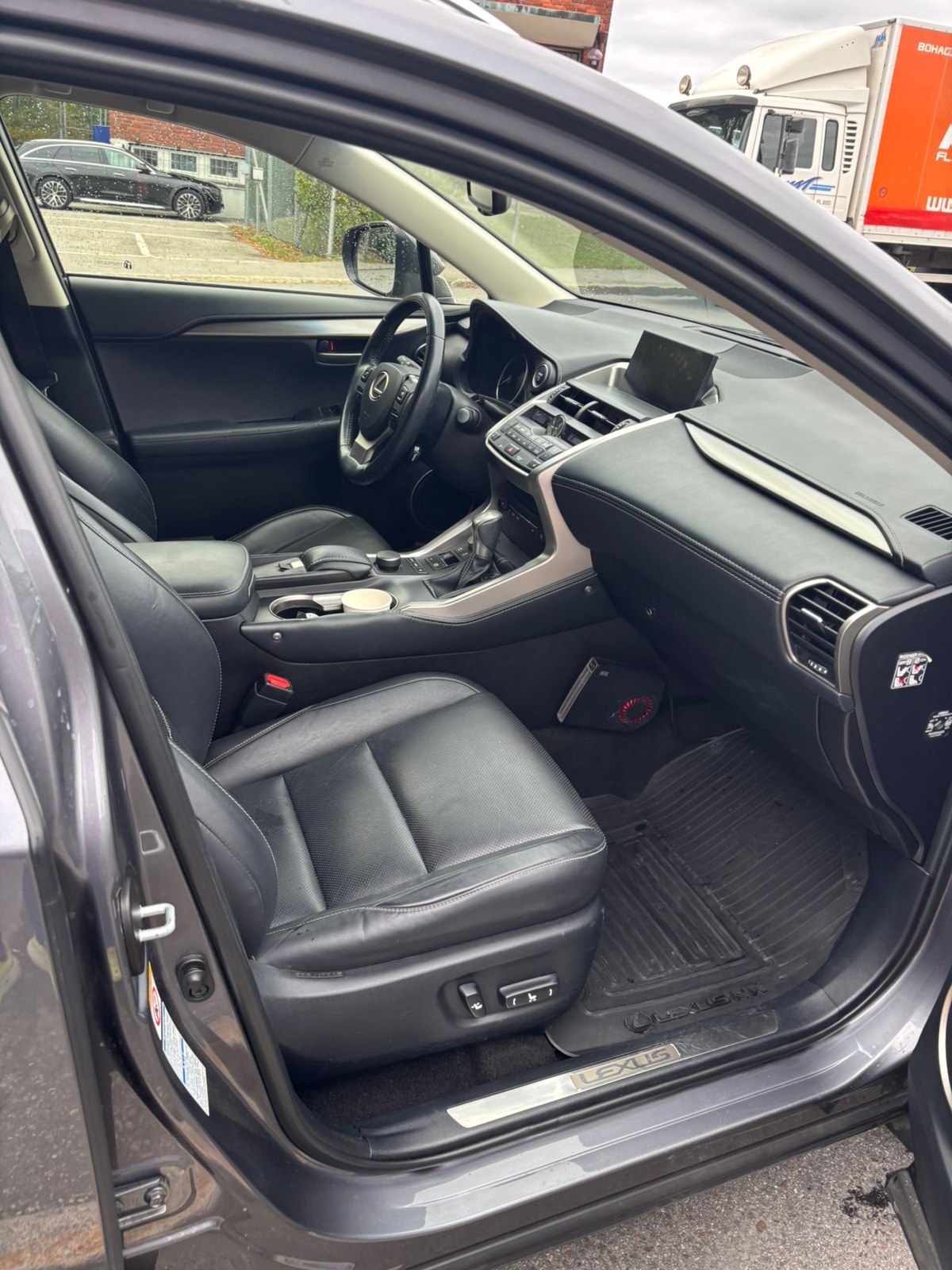 Lexus NX 300h AWD 2.5 AWD E-CVT, 197ps, 2015