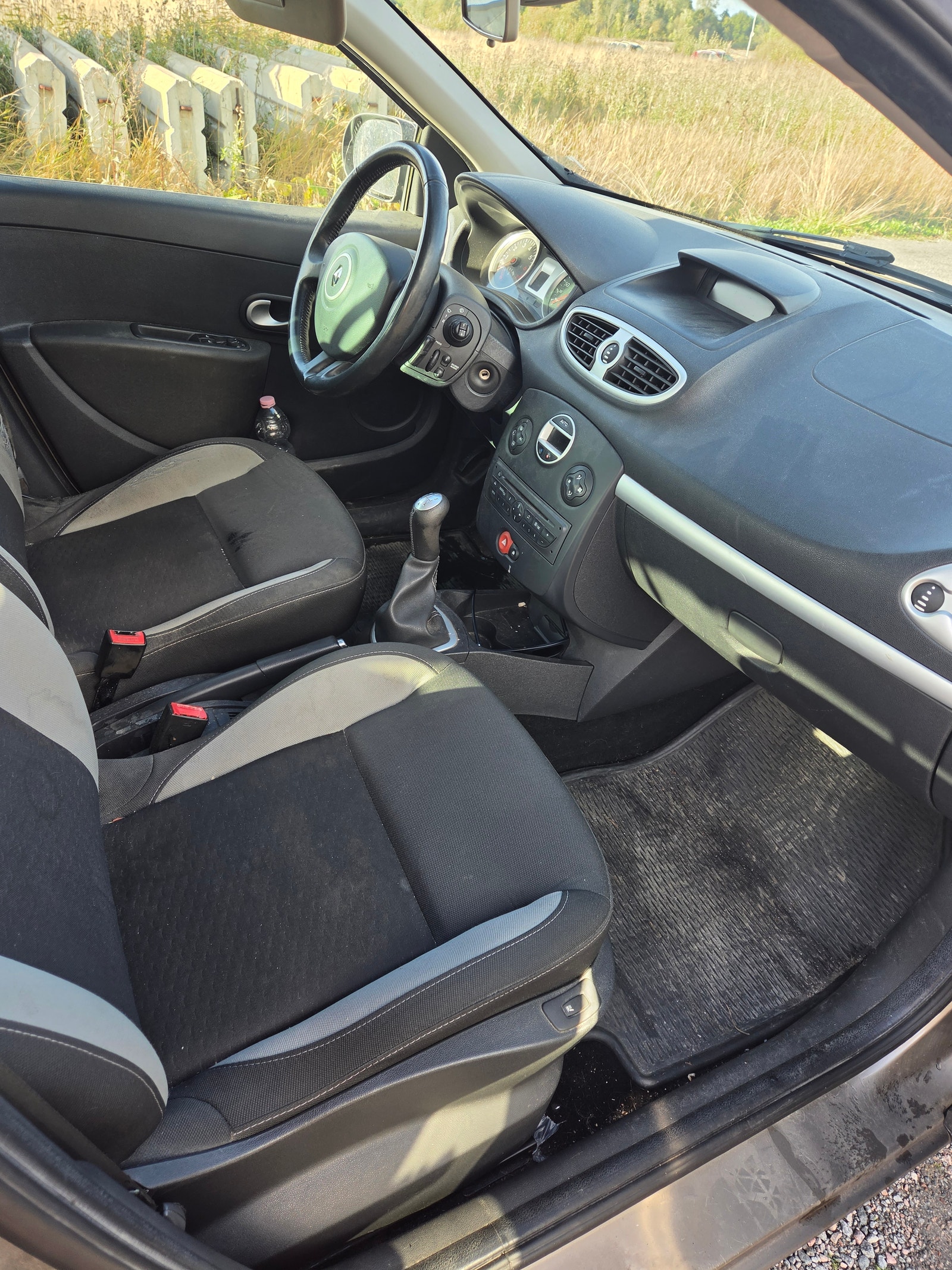 Renault Clio 5-door Hatchback 1.2 E85 Manual, 75hp, 2011