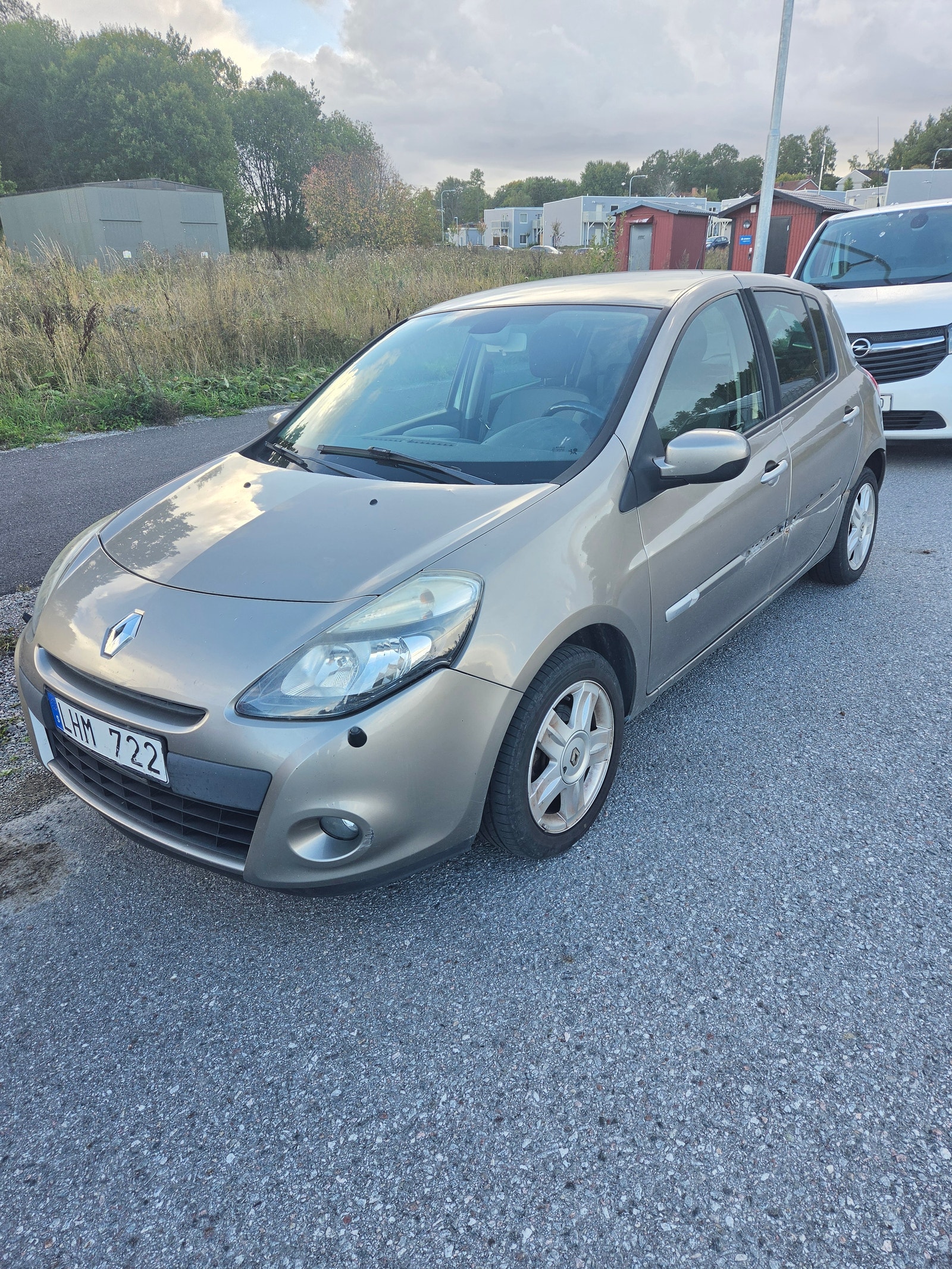 Renault Clio 5-door Hatchback 1.2 E85 Manual, 75hp, 2011