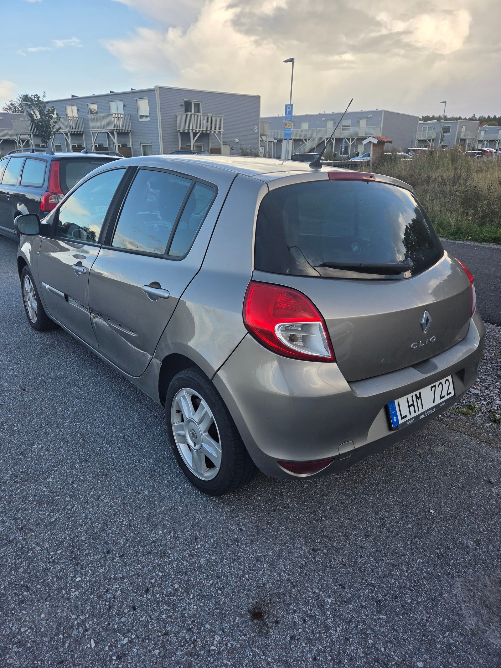 Renault Clio 5-door Hatchback 1.2 E85 Manual, 75hp, 2011