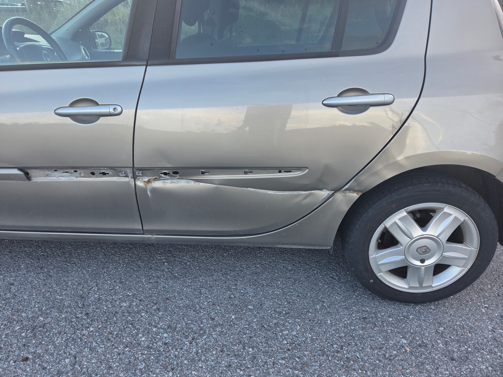 Renault Clio 5-door Hatchback 1.2 E85 Manual, 75hp, 2011