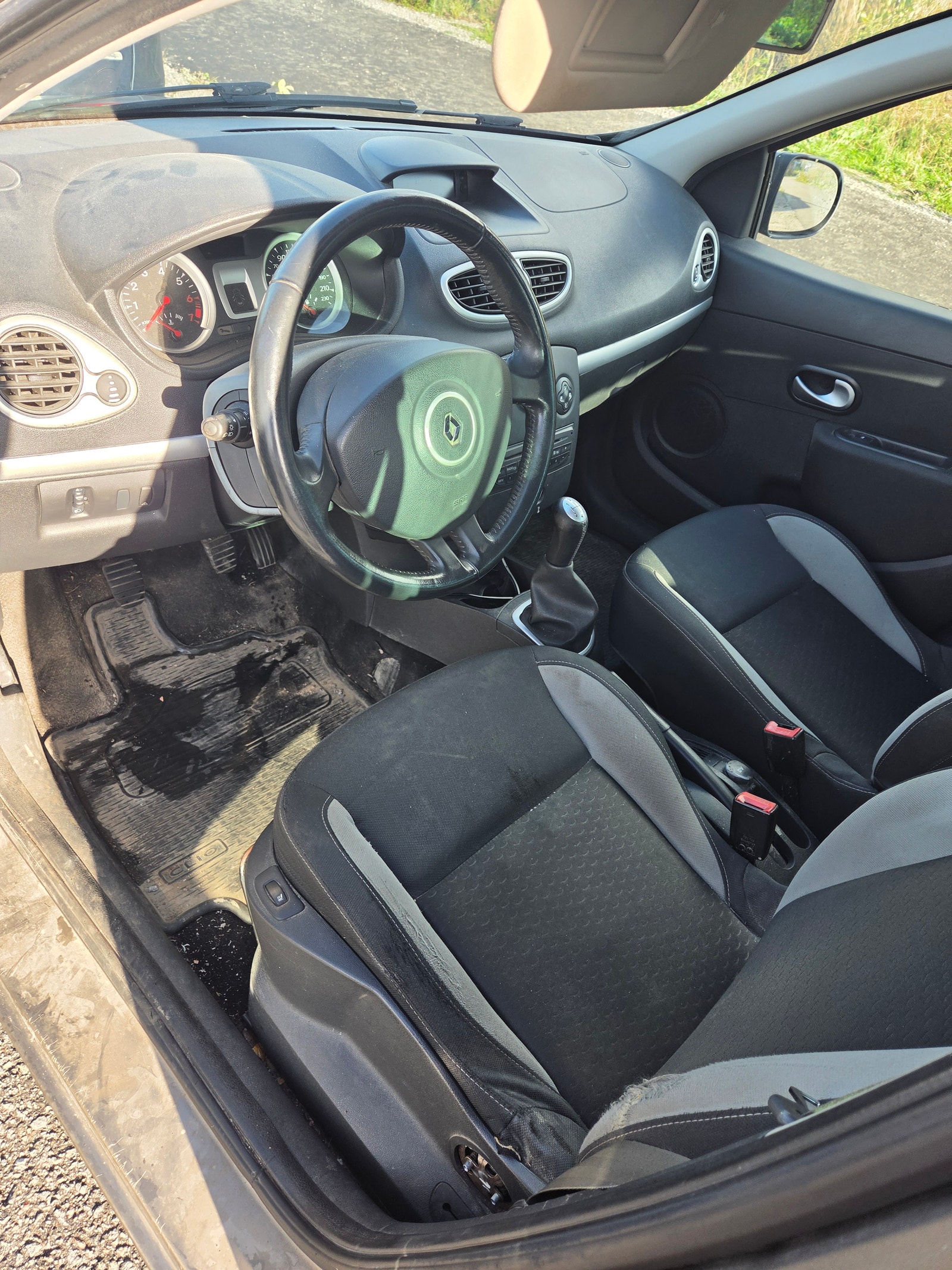 Renault Clio 5-door Hatchback 1.2 E85 Manual, 75hp, 2011
