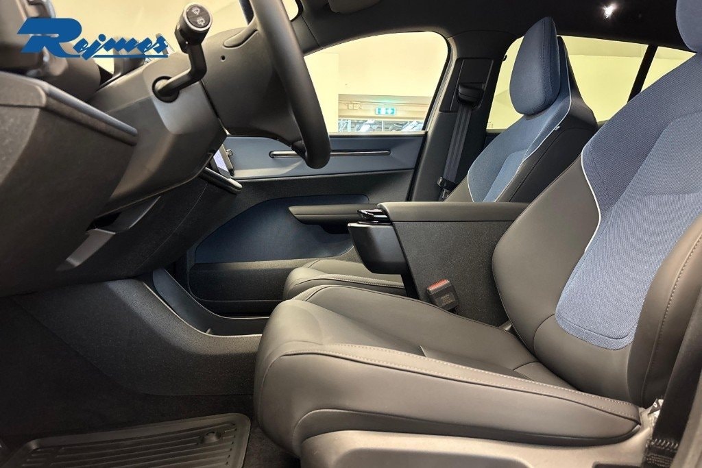 Volvo EX30 Single Motor Extended Range, 272hp, 2025