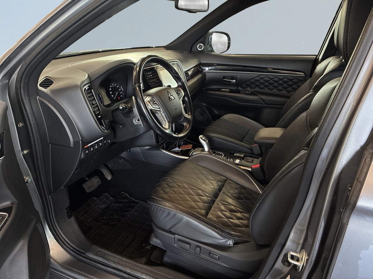 Mitsubishi Outlander PHEV CVT, 224hp, 2020