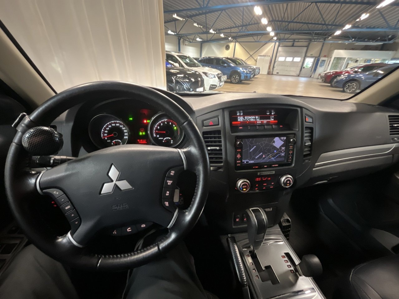 Mitsubishi Pajero 3.2 DI-D Business | 200 ch | BVA | 7 places | Cuir | GPS | Caméra de recul | Attelage