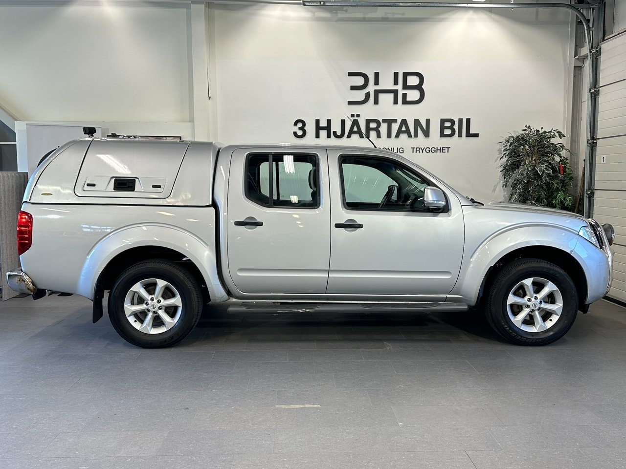 Nissan Navara 2.5 dCi Double Cab | 190 ch | BVA | Hard-top | Attelage | Régulateur de vitesse | Marchepieds | Climatisation