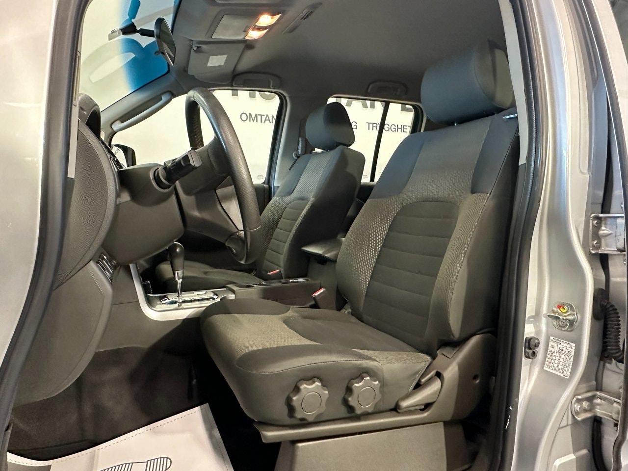 Nissan Navara 2.5 dCi Double Cab | 190 ch | BVA | Hard-top | Attelage | Régulateur de vitesse | Marchepieds | Climatisation