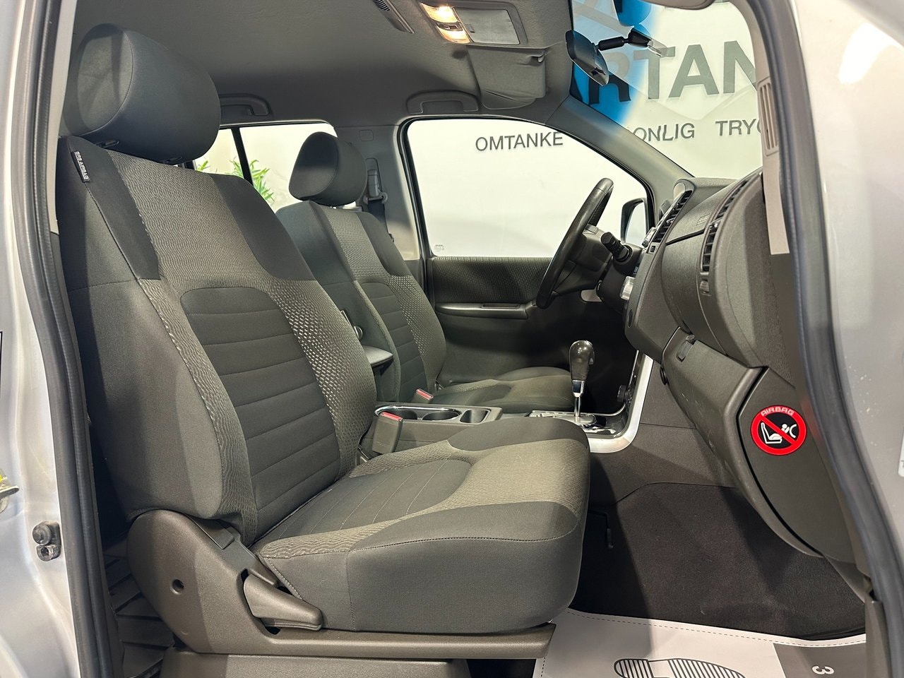 Nissan Navara 2.5 dCi Double Cab | 190 ch | BVA | Hard-top | Attelage | Régulateur de vitesse | Marchepieds | Climatisation