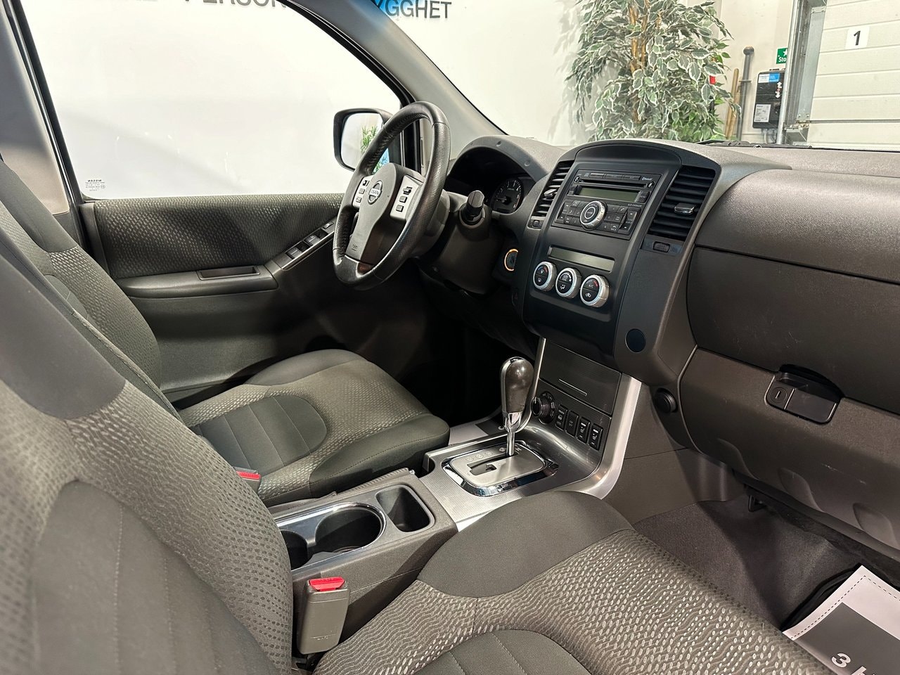 Nissan Navara 2.5 dCi Double Cab | 190 ch | BVA | Hard-top | Attelage | Régulateur de vitesse | Marchepieds | Climatisation