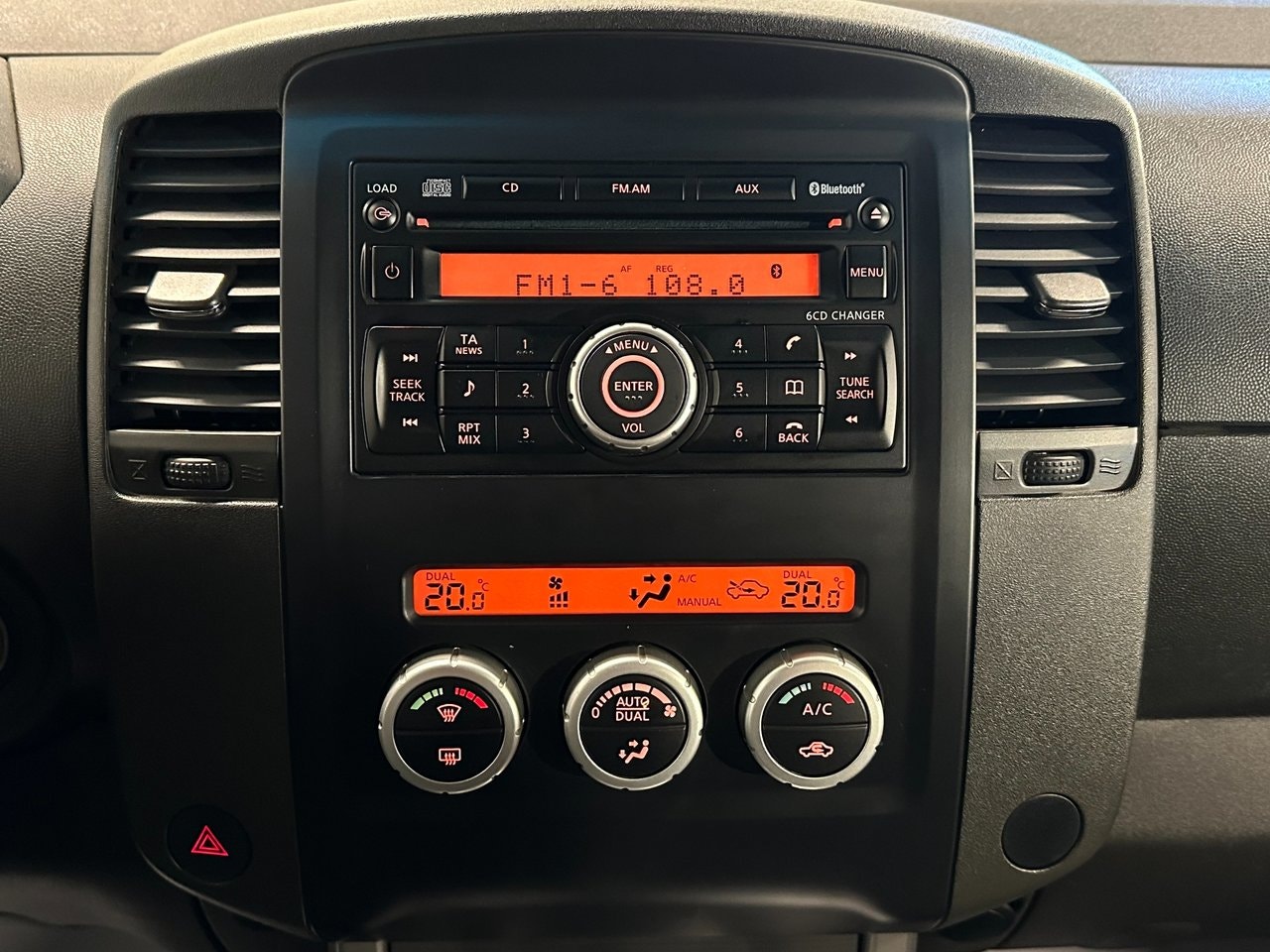 Nissan Navara 2.5 dCi Double Cab | 190 ch | BVA | Hard-top | Attelage | Régulateur de vitesse | Marchepieds | Climatisation