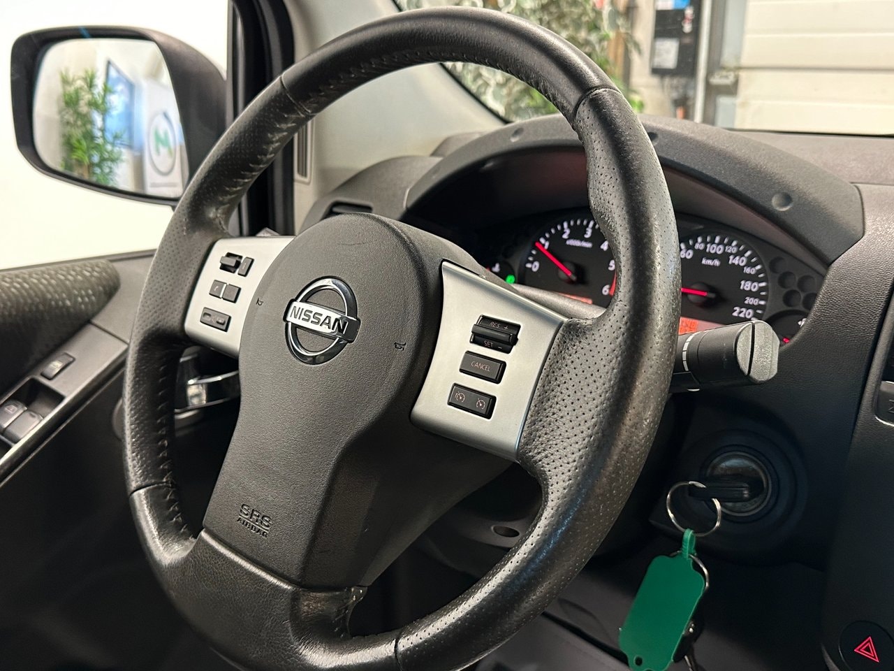 Nissan Navara 2.5 dCi Double Cab | 190 ch | BVA | Hard-top | Attelage | Régulateur de vitesse | Marchepieds | Climatisation