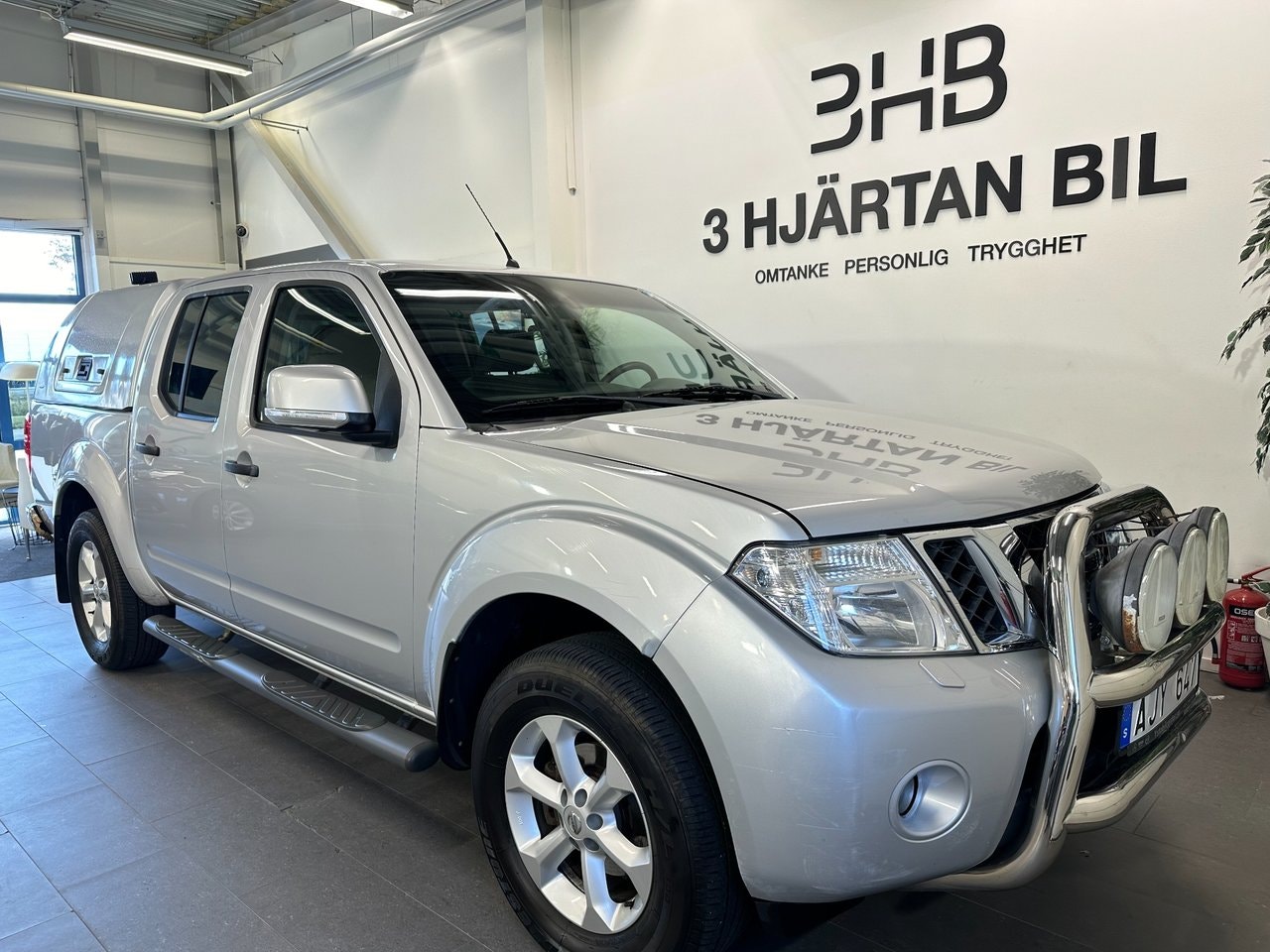 Nissan Navara 2.5 dCi Double Cab | 190 ch | BVA | Hard-top | Attelage | Régulateur de vitesse | Marchepieds | Climatisation