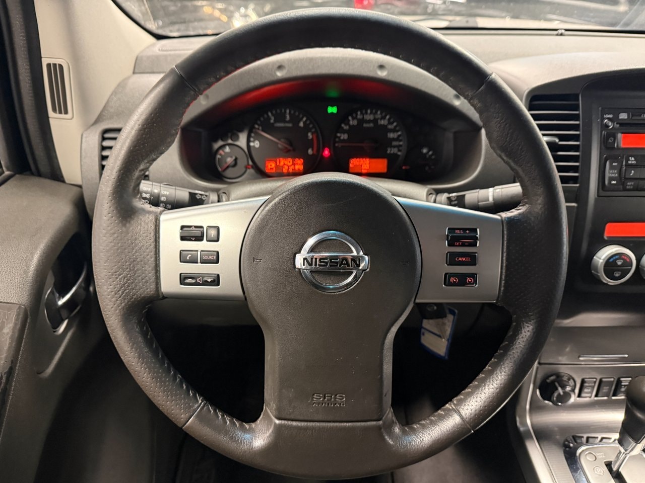 Nissan Navara 2.5 dCi Double Cab | 190 ch | BVA | Hard-top | Attelage | Régulateur de vitesse | Marchepieds | Climatisation