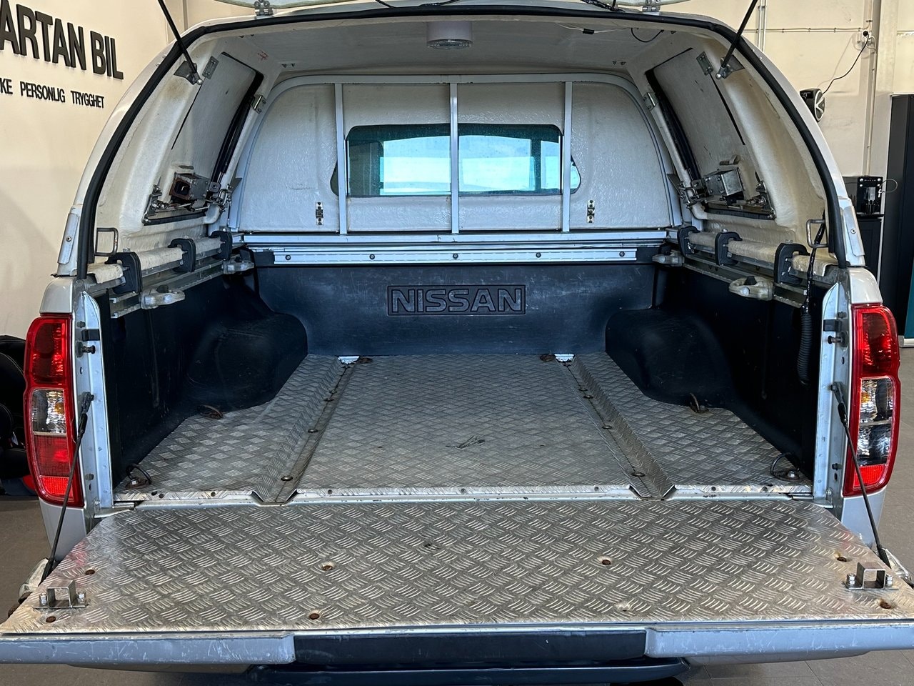 Nissan Navara 2.5 dCi Double Cab | 190 ch | BVA | Hard-top | Attelage | Régulateur de vitesse | Marchepieds | Climatisation