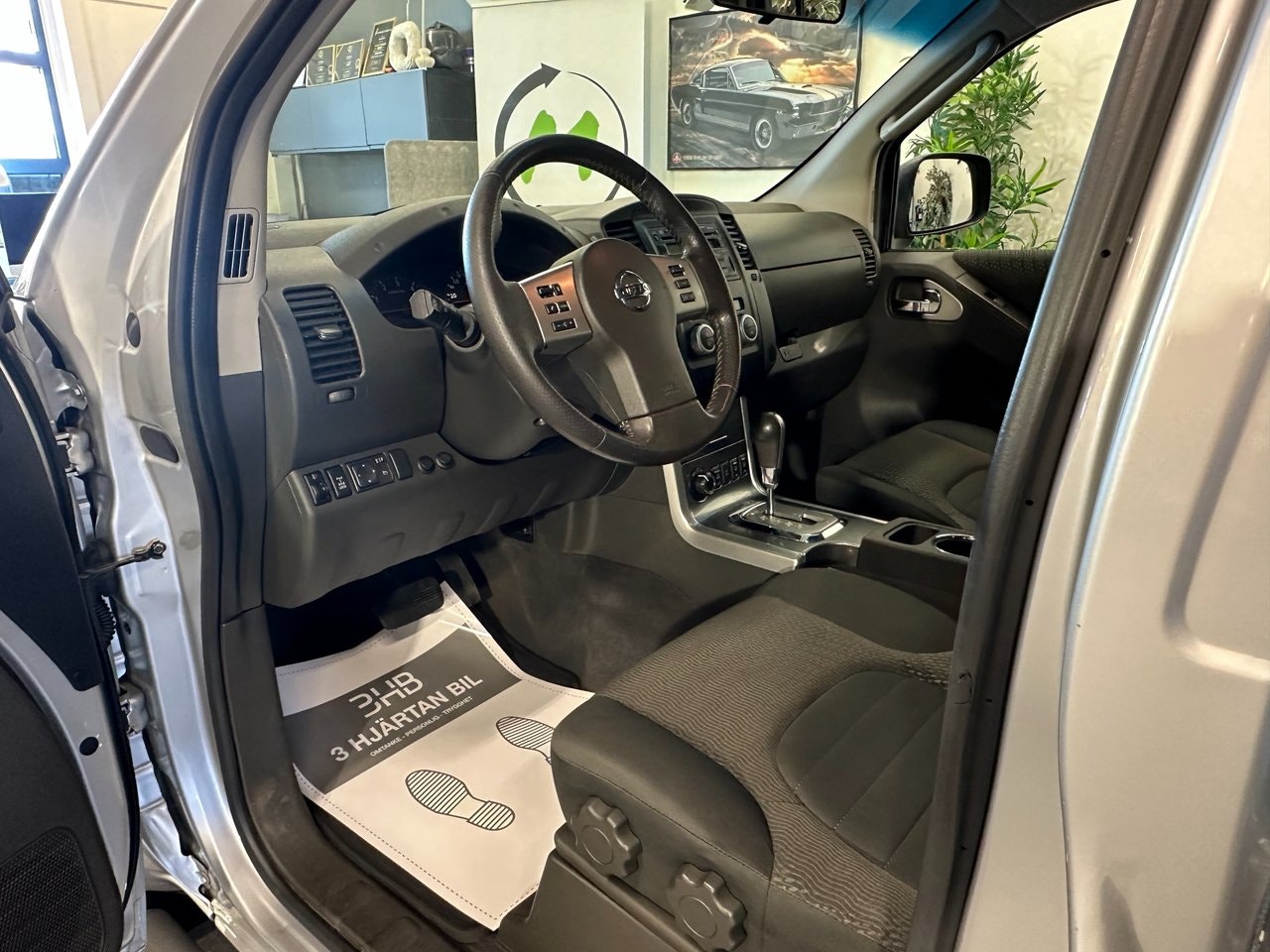 Nissan Navara 2.5 dCi Double Cab | 190 ch | BVA | Hard-top | Attelage | Régulateur de vitesse | Marchepieds | Climatisation