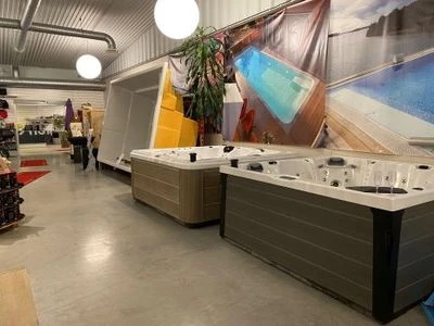 Omslagsbild för Magisk Pool & Bålsta Brasvärme