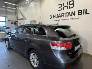 Toyota Avensis Kombi 1.8 Valvematic Business l NyServ/NyBes l 1 Ägare – bild 3