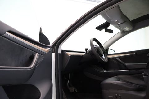 Tesla Model Y, framsäten