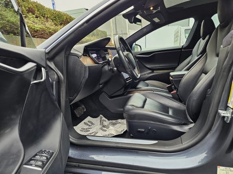 Tesla Model S, framsäten